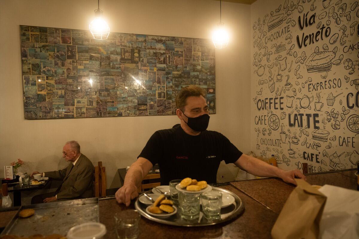 Cafés históricos de Mendoza
Mario Salinas mozo del  café
Vía Venetto. Foto Marcelo Rolland / Los Andes