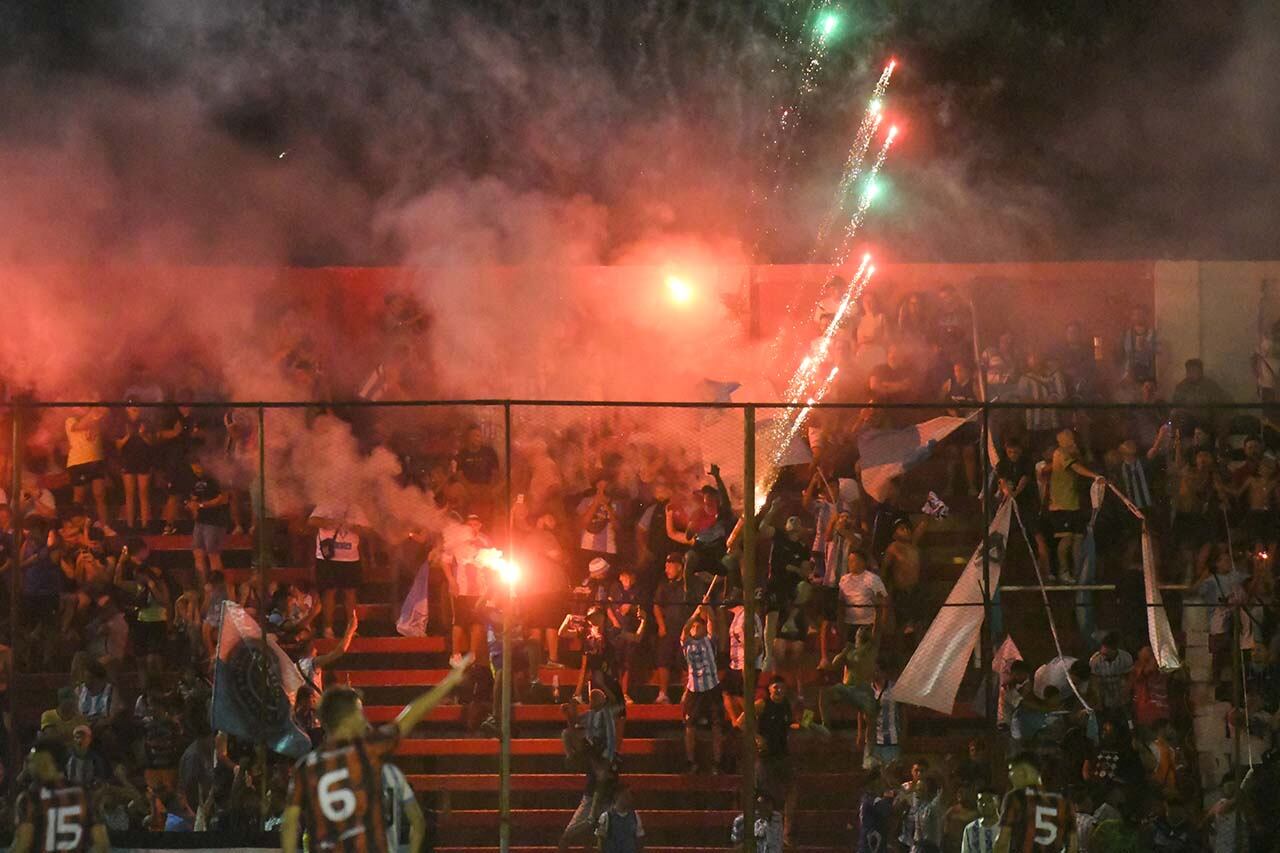 La hinchada de Argentino alentando a su equipo con cánticos y color


