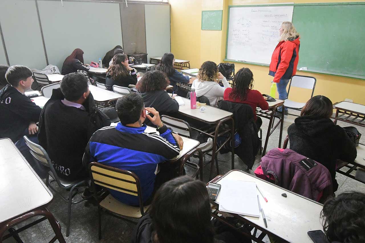 
La provincia es una de las dos jurisdicciones que tienen nominalizada 100% de la matrícula, la otra es Santa Fe. 
Alumnos de 5to año de la escuela Normal Tomás Godoy Cruz de Ciudad

Foto: José Gutierrez / Los Andes 


