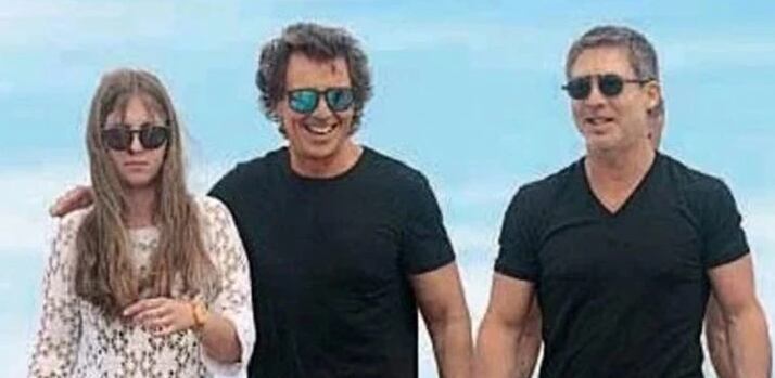 Gustavo Bermúdez, su hija Manuela y Adrián Suar en Punta de Este, en 2018