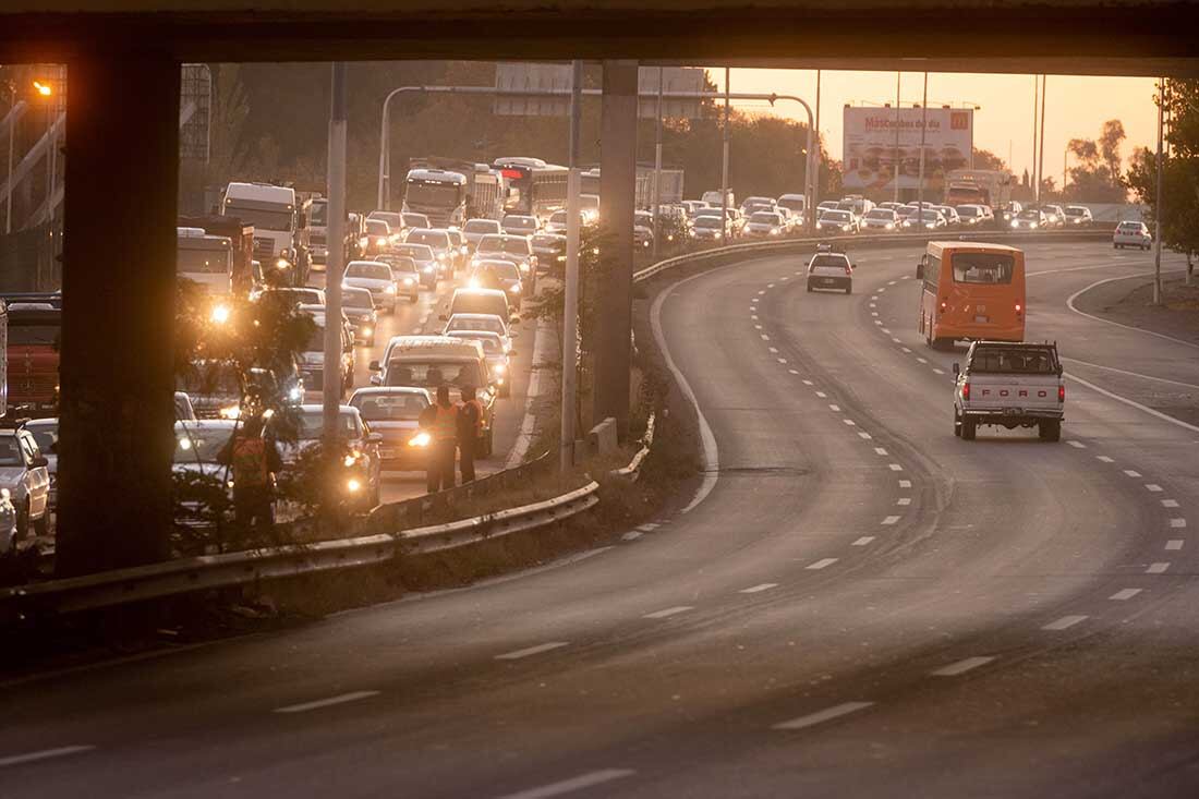 Los controles se realizan en los distintos accesos a la ciudad de Mendoza pidiendo certificados de circulación en la nueva vuelta a la fase 1