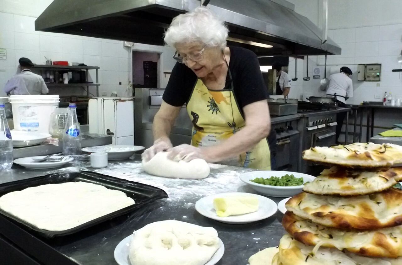 La masa de la pizza por Teresa Barbera. Foto: Marcelo Rolland / Los Andes