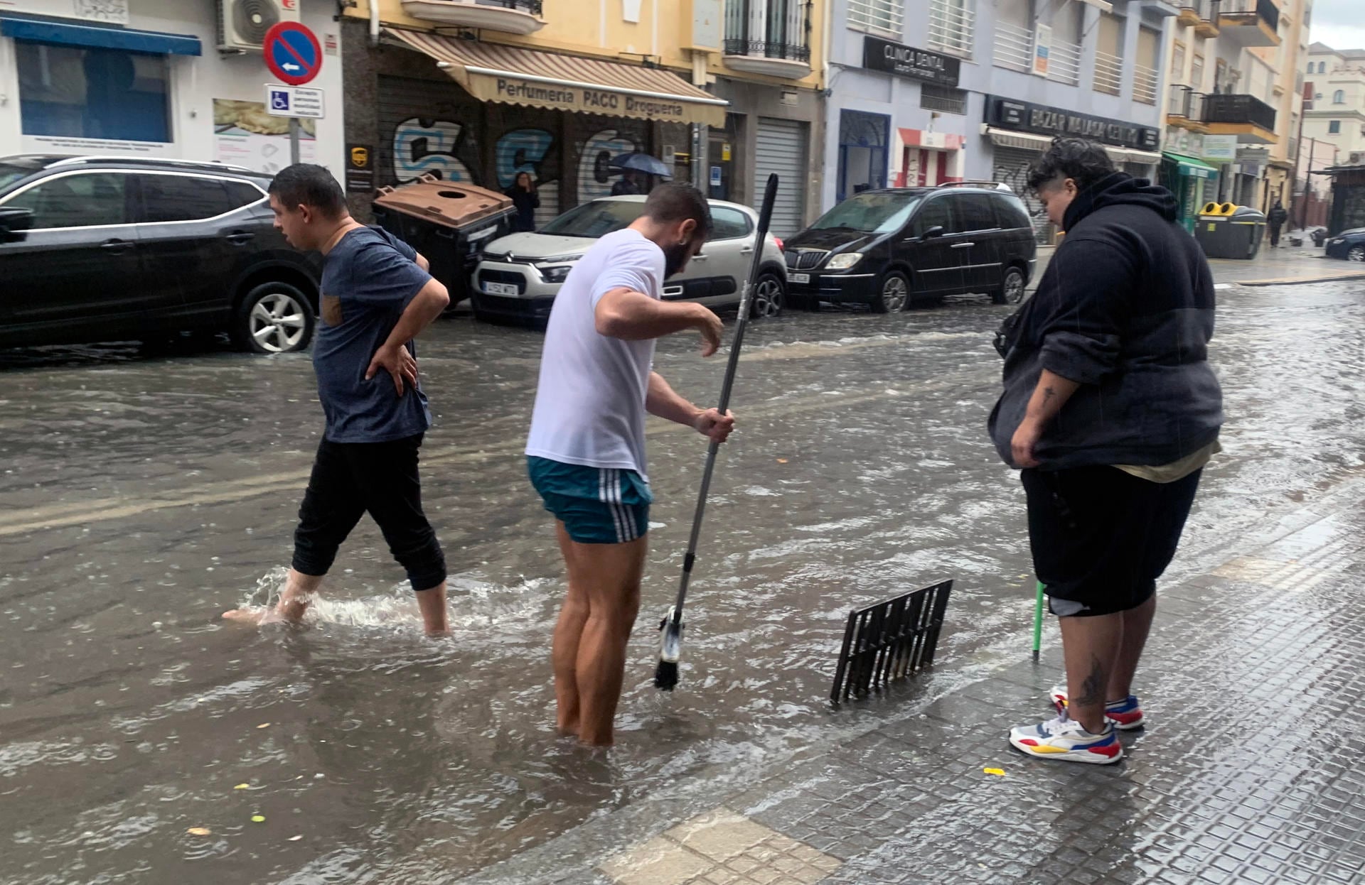 Las fuertes trombas de agua y granizo que se registran este miércoles en Málaga han causado inundaciones y la acumulación de grandes balsas en algunas de las principales avenidas de todos los distritos de la ciudad. EFE/Montserrat Martínez