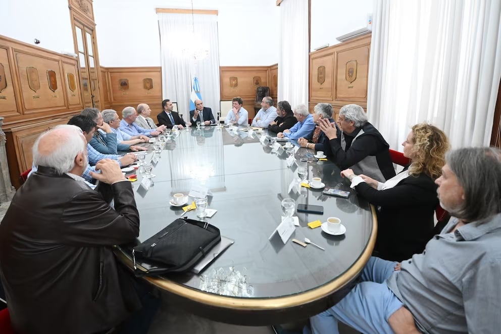 Reunión del jefe de gabinete Guillermo Francos con la cúpula de la CGT para aclarar la reforma laboral. Foto archivo.