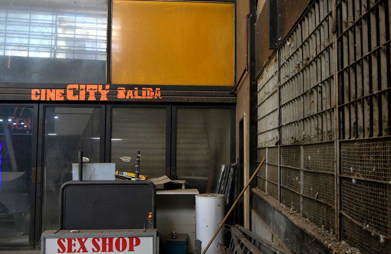 Cine City - Primer piso en la Galería Tonsa. Los memoriosos recuerdan sus dos salas y el confort de sus butacas. Foto: Orlando Pelichotti / Los Andes