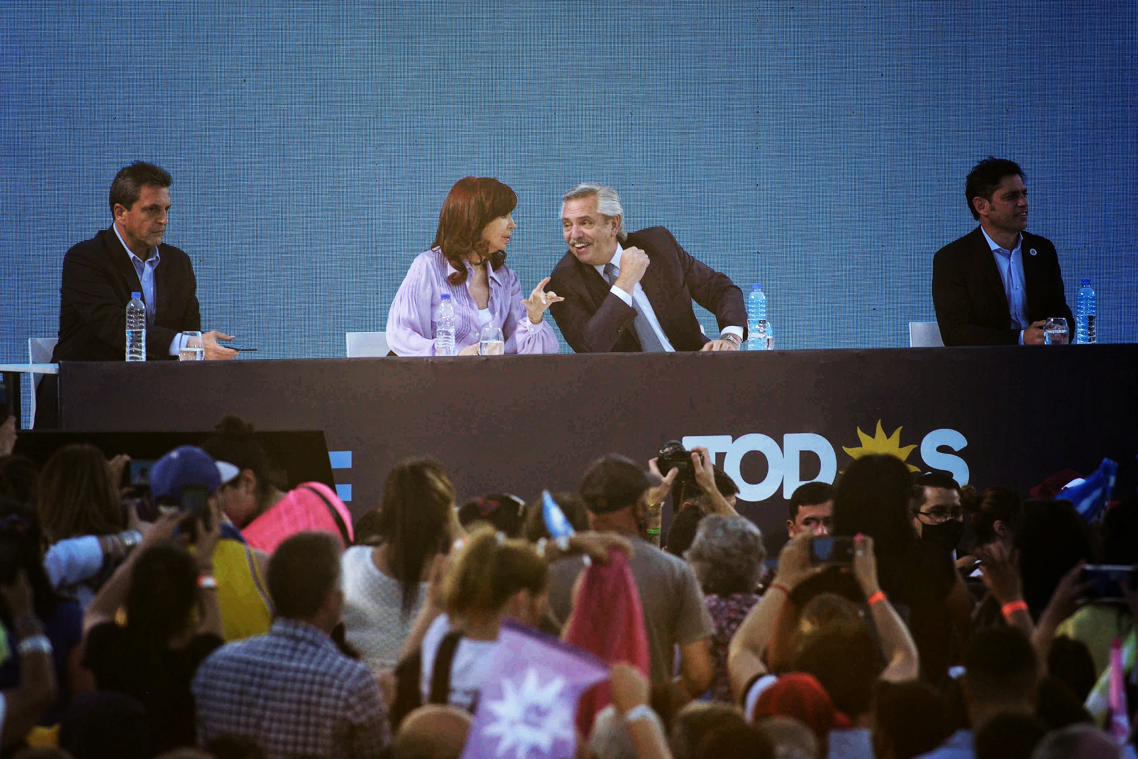 Cierre de campaña del Frente de Todos en el parque municipal Nestor Kirchner de Merlo.  El acto es encabezado por el presidente Alberto Fernández junto a la Vicepresidenta Cristina Fernández de Kirchner. Además participan los candidatos de provincia y Capital (Victotia Tolosa Paz, Daniel Gollan, Leandro Santoro), Gobernadores y funcionarios Nacionales. 
Fotos CLARIN