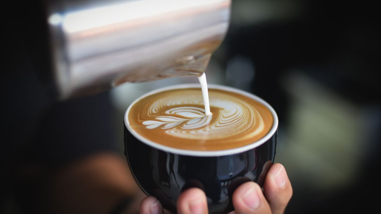 La profesinalización de las cafetería y la incorporación de baristas, le han dado un plus de calidad y sabor al rito del café en Mendoza. 