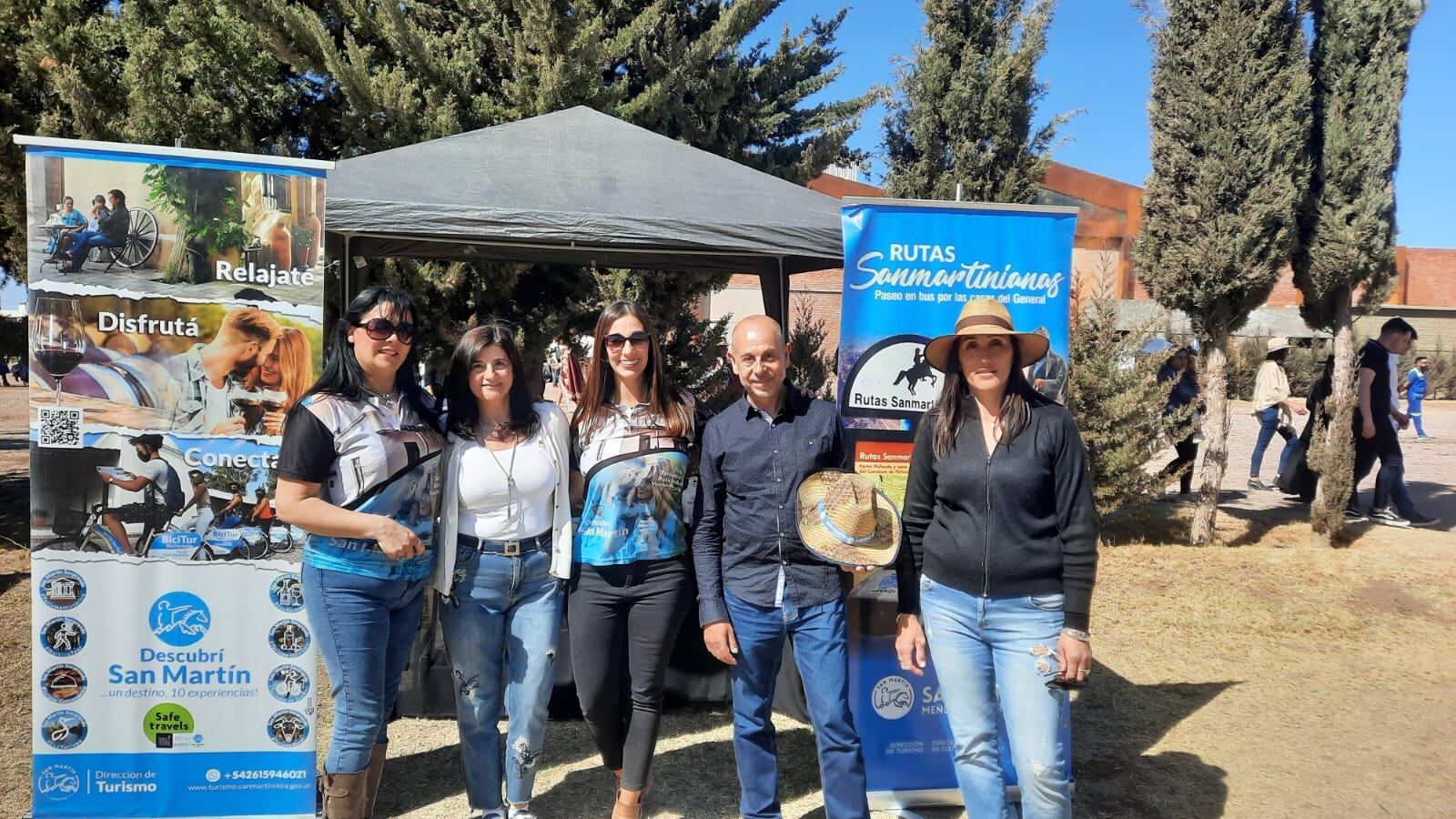 Gabriela Testa y Marcelo Reynoso en los stands de artesanías folclóricas de Mendoza.