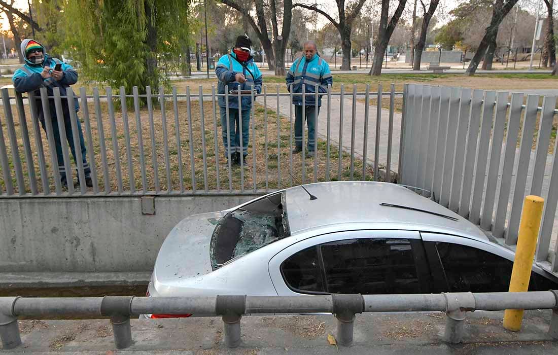 En calle Ituzaingó esquina Corrientes, dos automóviles chocaron , dejando el saldo de una menor herida y un automóvil dentro del zanjón