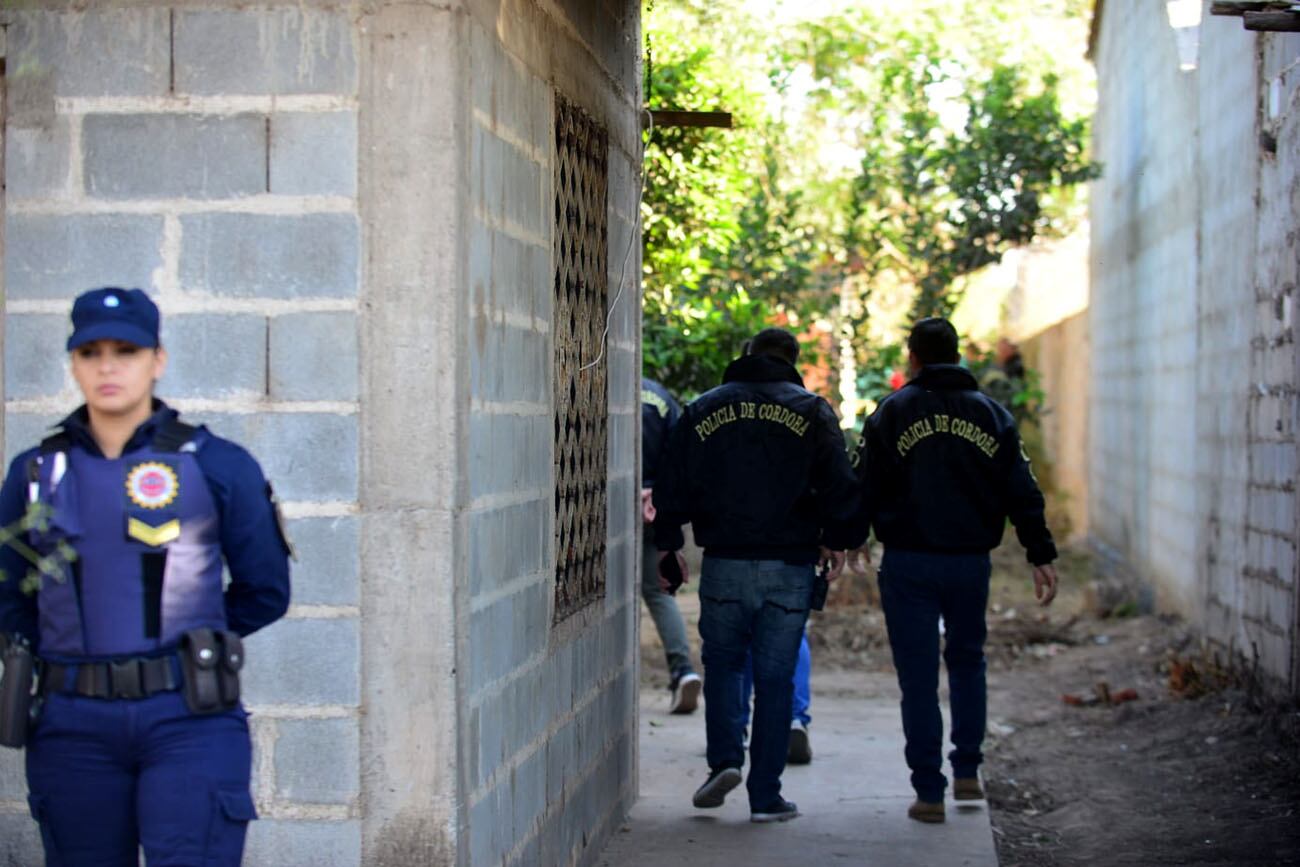 Arduo trabajo de bomberos en la casa de barrio Autódromo para recuperar los cuerpos de las dos mujeres desaparecidas. (Nicolás Bravo / la Voz)