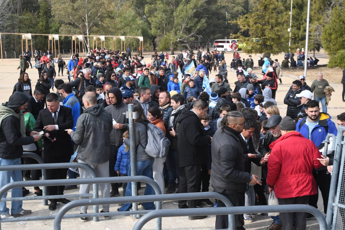 El ingreso al estadio Malvinas Argentinas fue un lujo y la gente ingresó sin problemas. / José Gutiérrez (Los Andes).