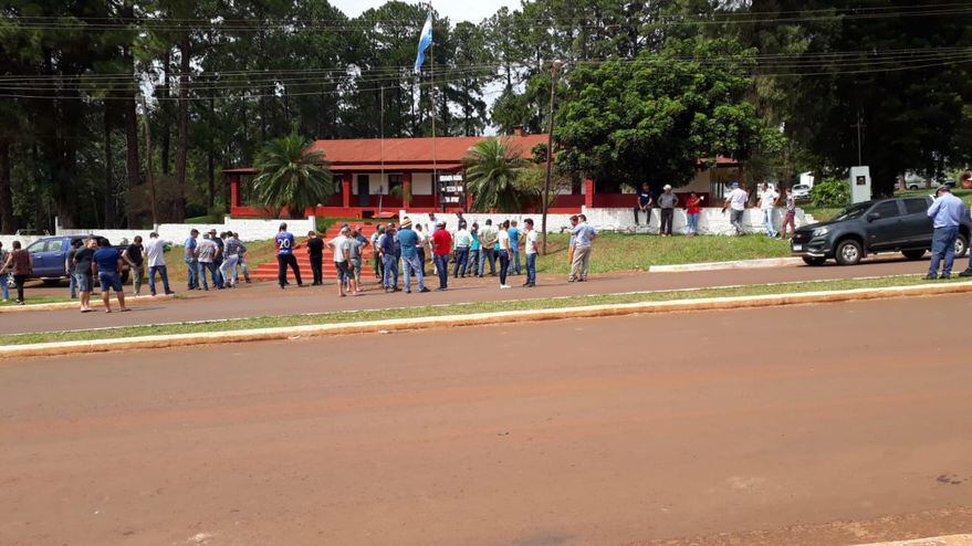 Decenas de chacareros se reunieron para pedir que le devolvieran el tractor a Lamenas.