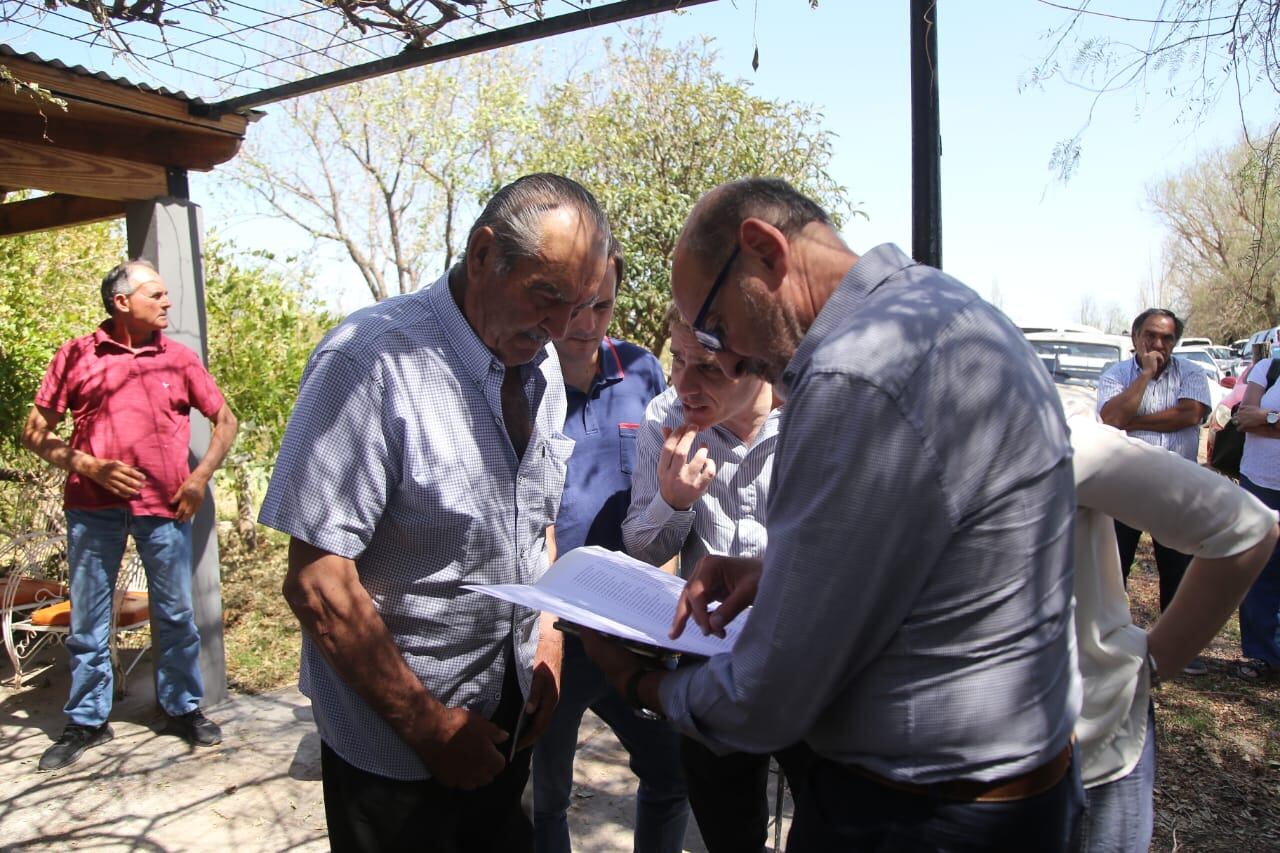 El ministro Vargas Arizu y la vicegobernadora Hebe Casado anunciaron beneficios económicos a productores sureños afectados por tormentas. Foto prensa Gobierno de Mendoza.