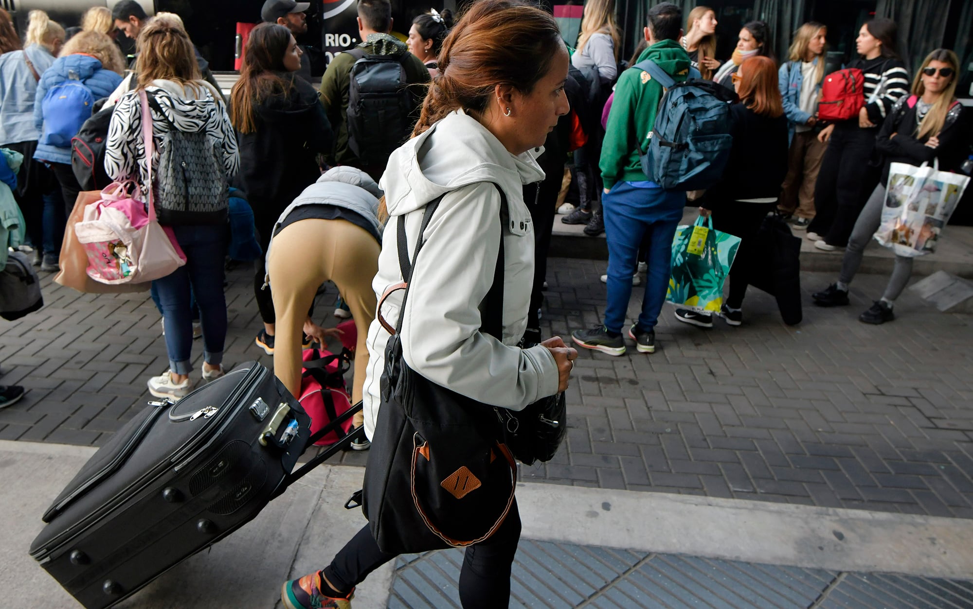 Terminal de ómnibus repleta de personas que volvieron de Chile tras el finde XL - Foto: Orlando Pelichotti / Los Andes