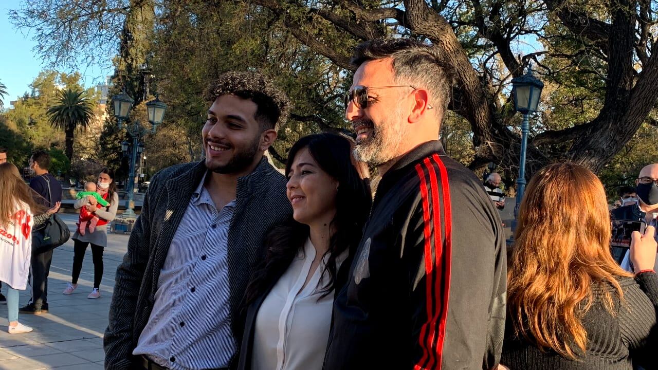 Carolina Montivero en una foto reciente junto a uno de sus hijos y su esposo Maximiliano Poli Ávalos.