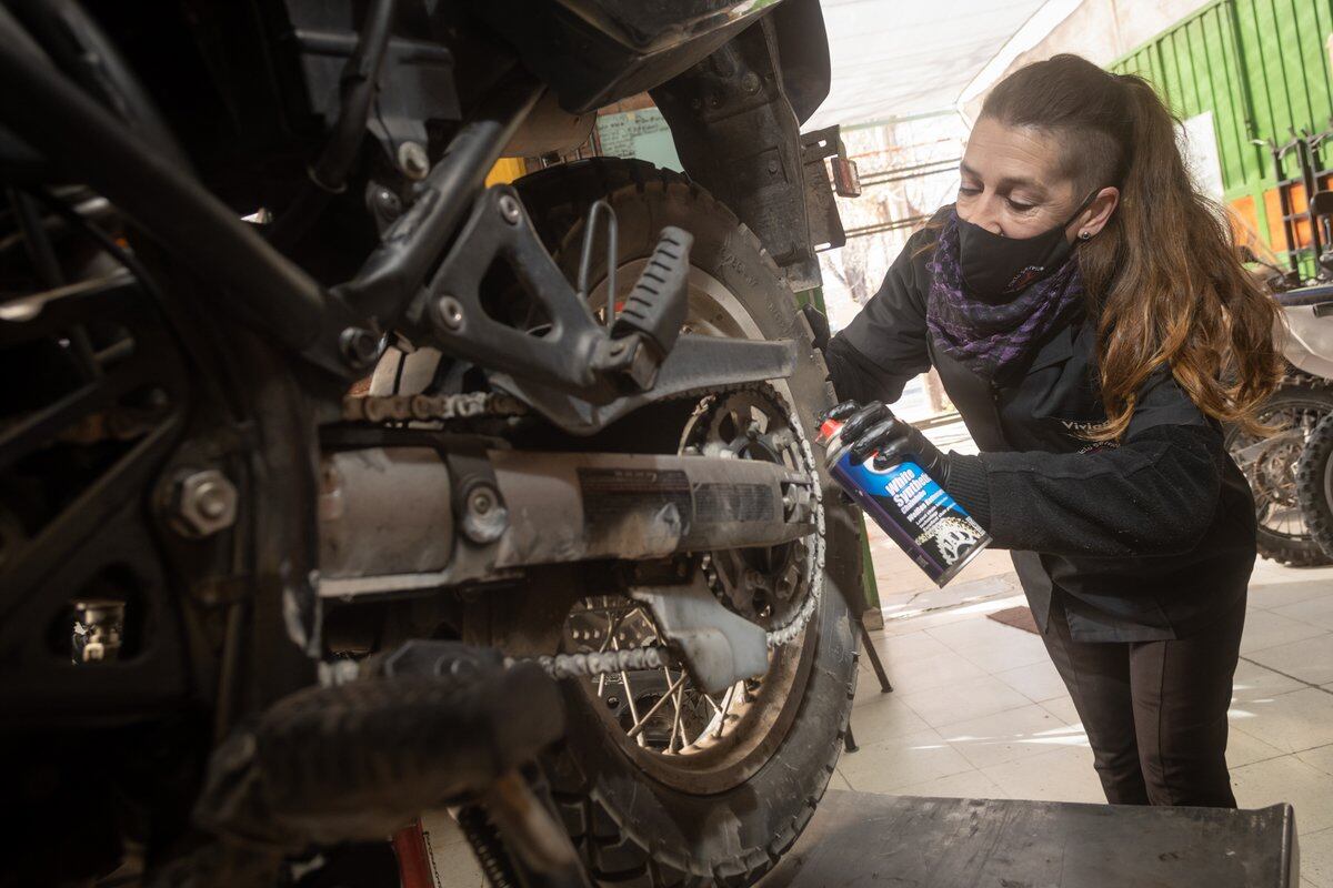 Viviana Schwarz tiene 46 años y siempre trabajó como empleada doméstica. Hace un año y medio empezó a aprender de motores y mecánicas de motos.