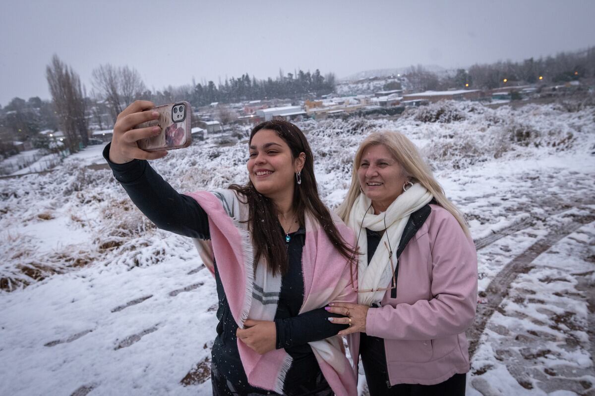 Algunas zonas del Gran Mendoza amanecieron este viernes con un paisaje teñido de blanco por la nieve, que se dio desde la madrugada y generó la fascinación de los habitantes.
Zonas de Luján de Cuyo, Maipú, Este y Valle de Uco arrancaron el viernes con un precioso paisaje blanco. En tanto, en el resto del Gran Mendoza, persisten las lluvias.
Yesica y Adriana se hacen una selfie en la zona de Vistalba. 
Foto: Ignacio Blanco / Los Andes  

