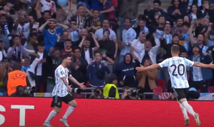 Una integrante de la seguridad del estadio de Wembley no contuvo su alegría con el primer gol argentino.