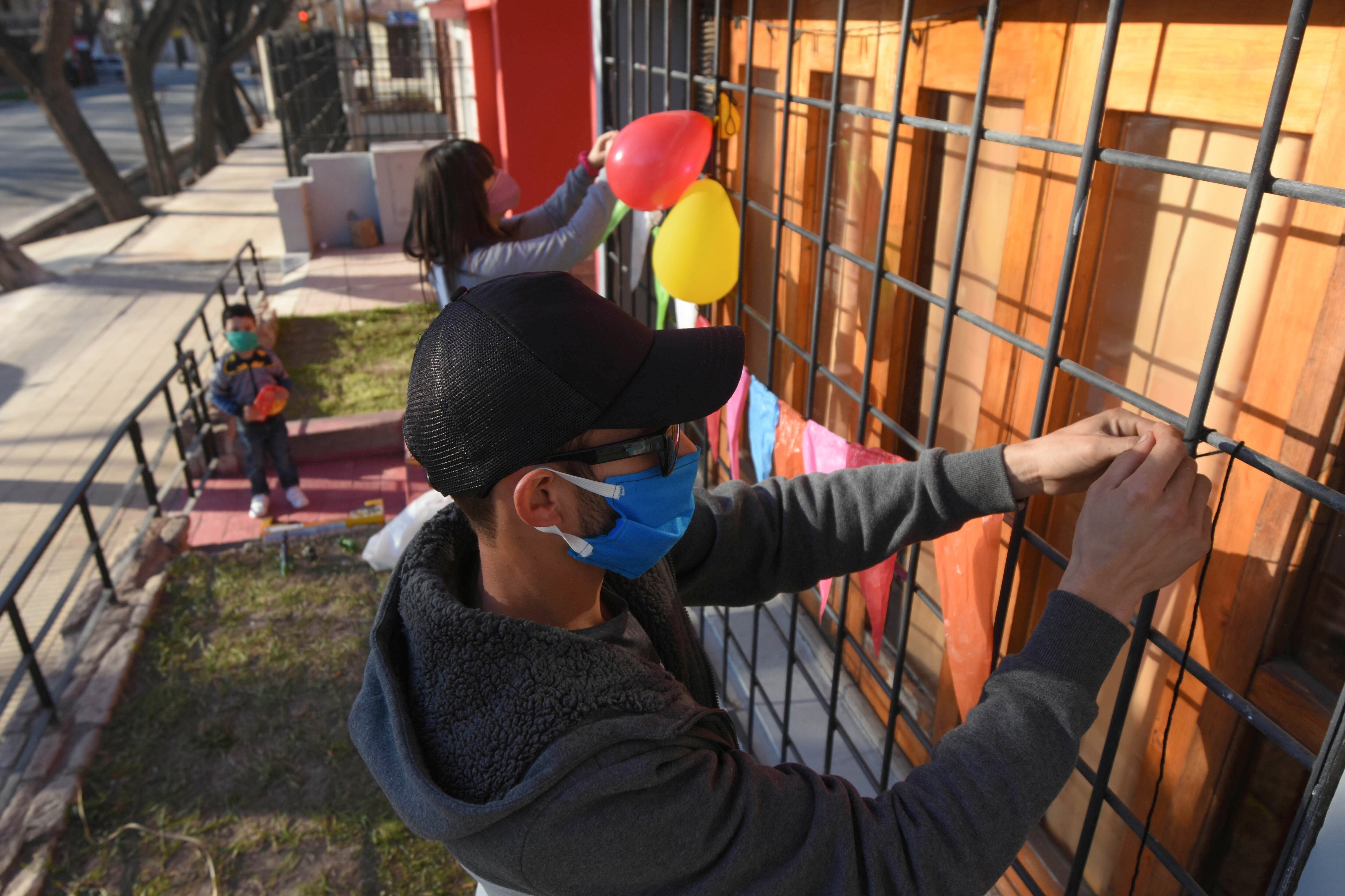 Los padres de Benjamín,  adornan la casa para jugar con su hijo para festejar un día del niño muy particular.