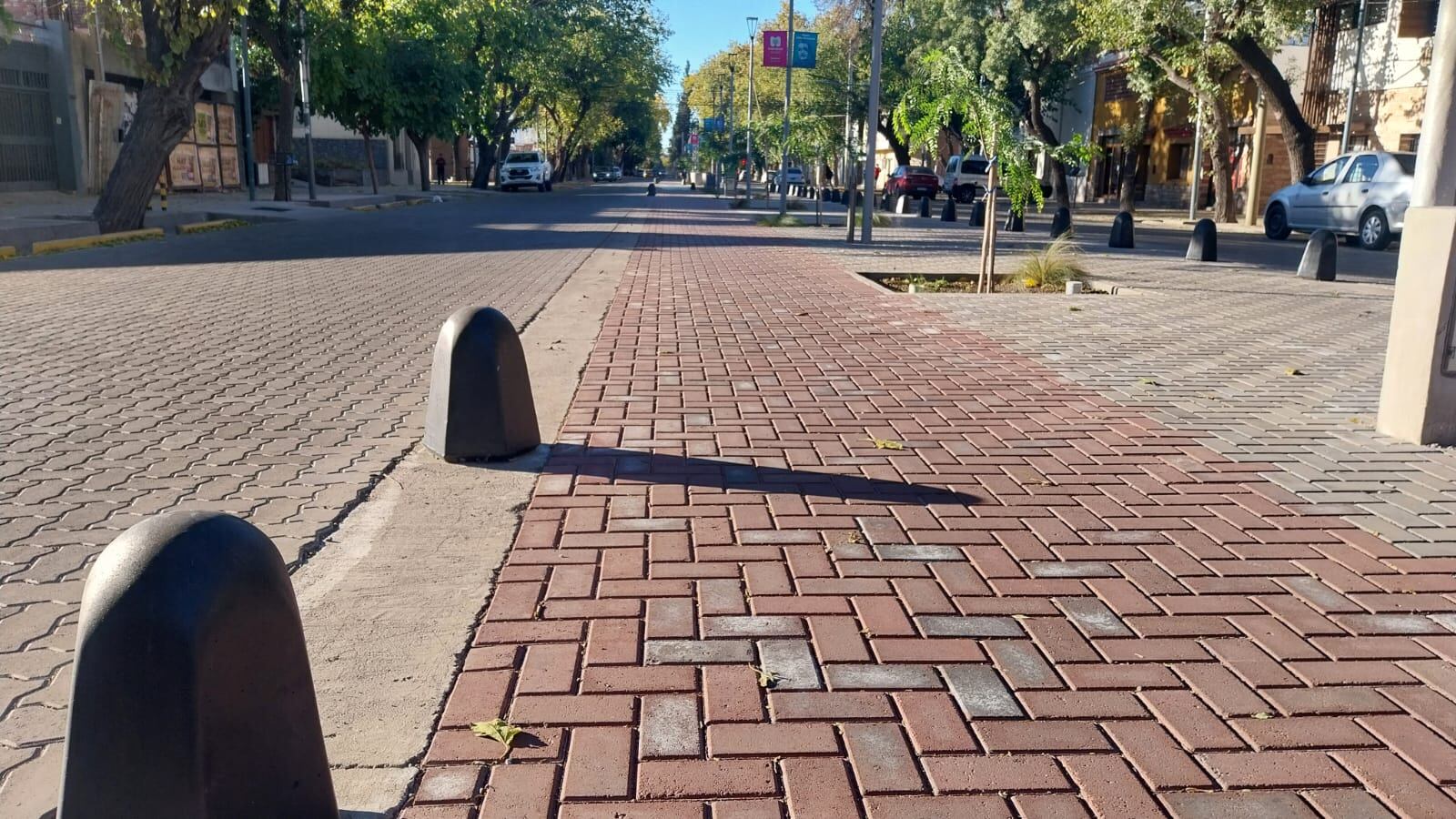 Algunos sectores del paseo Strassera lucen sin bolardos. | Foto: Los Andes