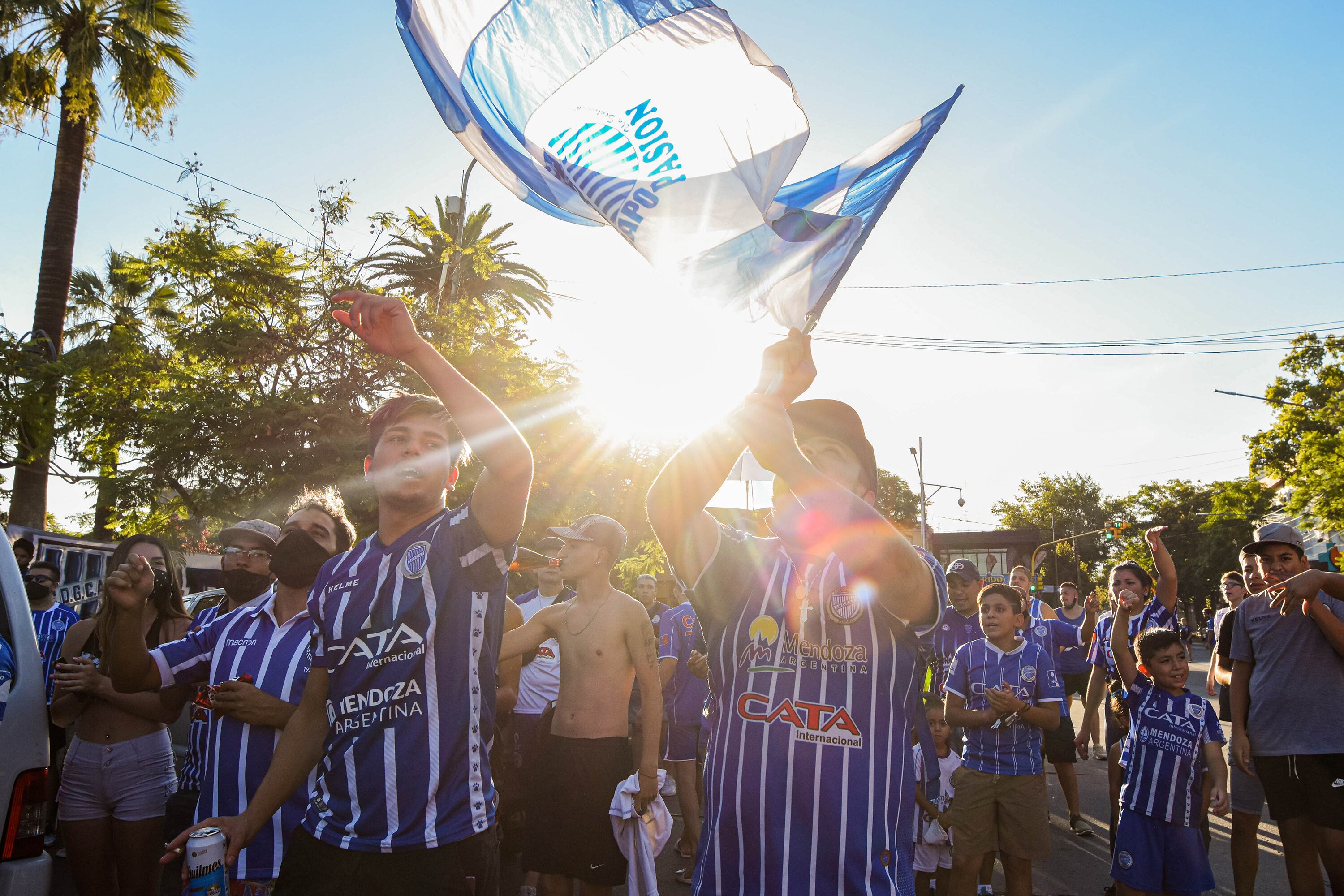 Una gran cantidad de fanáticos del Tomba se movilizaron desde la plaza de Godoy Cruz al estadio Feliciano Gambarte.