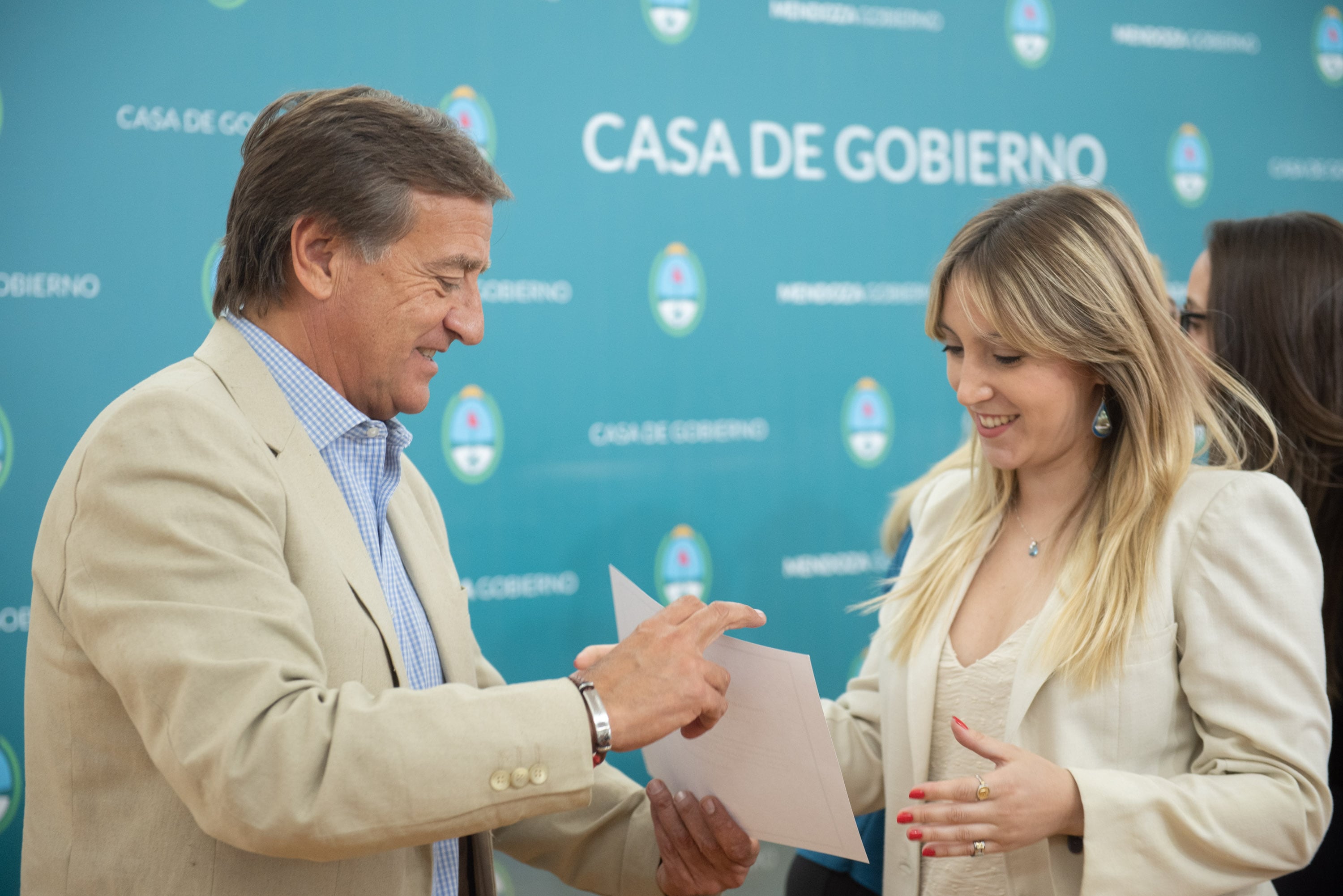 El gobernador entregando el reconocimiento.