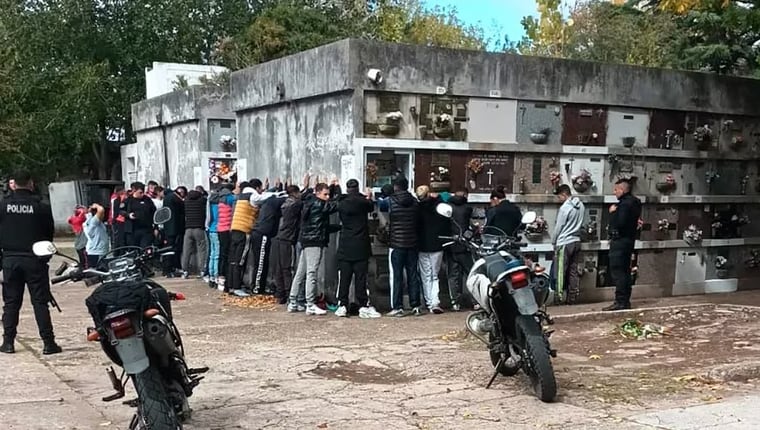 Una caravana de delincuentes fue al cementerio y terminó detenida por la policía.