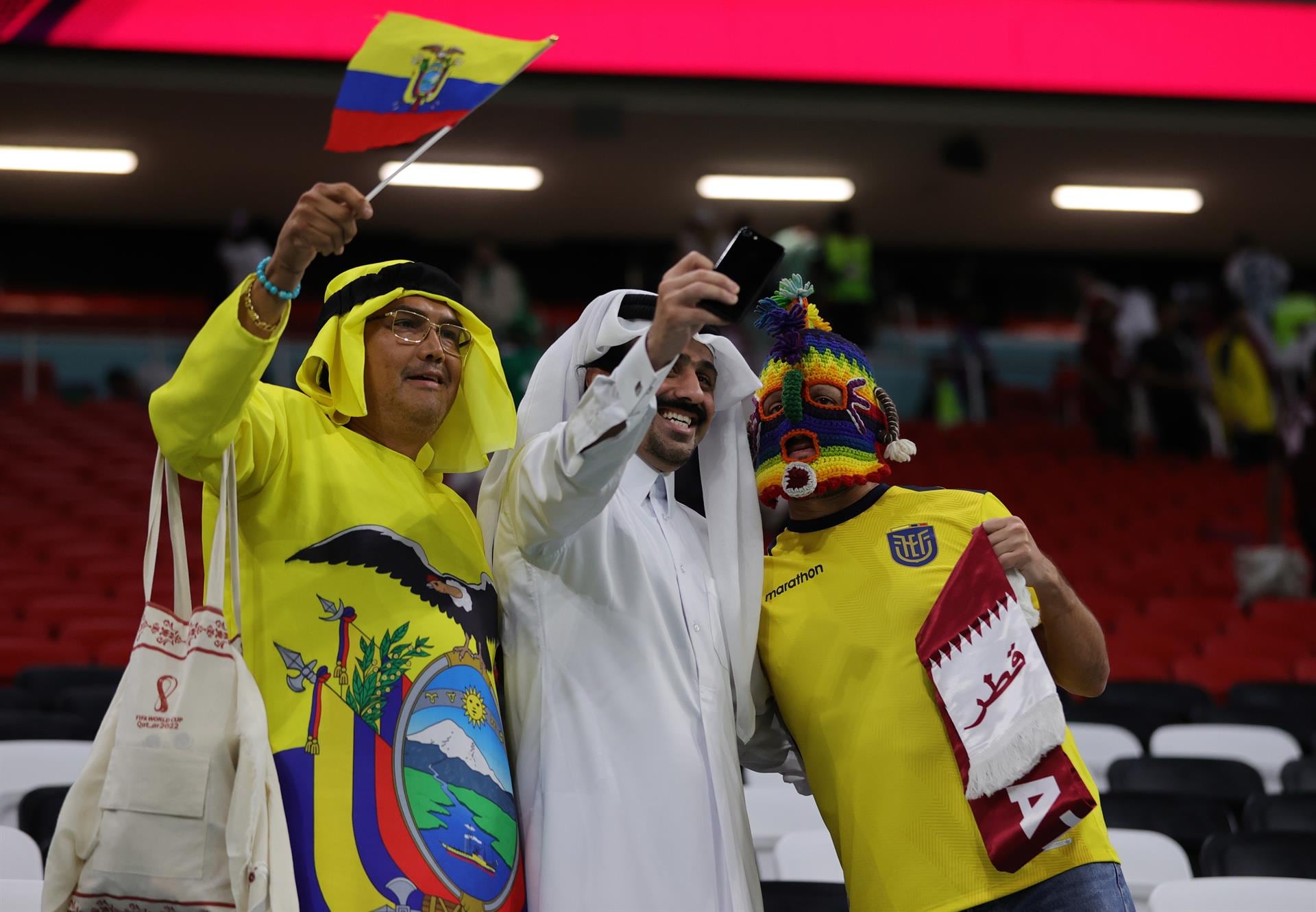 Todo el color de los fanáticos en la Copa del Mundo Qatar 2022. Foto: EFE