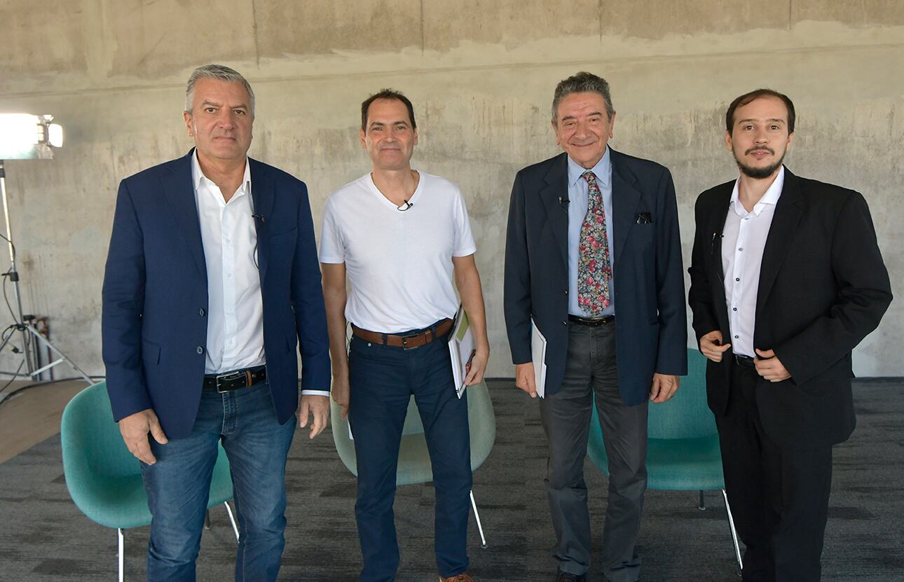 Osvaldo Romagnoli (Dirección Provincial de Vialidad), Mauricio Badaloni (Presidente de la Fundación Andesmar , Carlos Abihaggle (Economista). junto a Mauricio Manini de Diario Los Andes.
Foto : Orlando Pelichotti