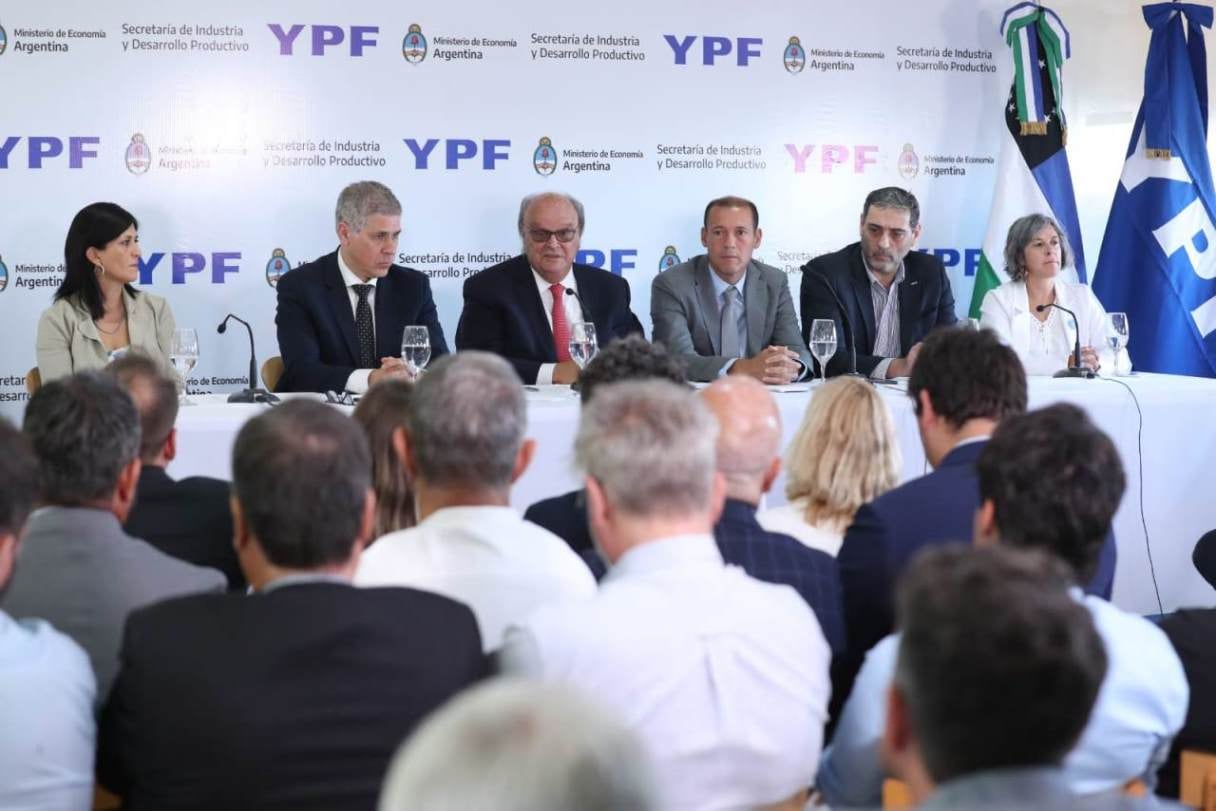 Anuncios: estuvo presente el secretario de Industria y Desarrollo Productivo de la Nación, José Ignacio de Mendiguren, el presidente de YPF, Pablo González y el gobernador de Neuquén, Omar Gutiérrez.