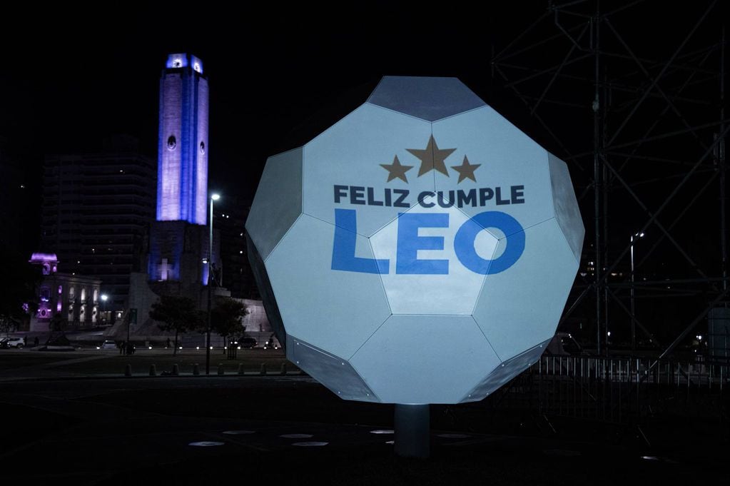 La Municipalidad de Rosario le rindió homenaje a Lionel Messi en su cumpleaños 37 con un mensaje frente al Monumento Nacional a la Bandera.