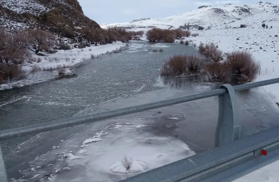 Por las bajas temperaturas se congeló un tramo del río Pichi Leufu en la patagonia argentina.