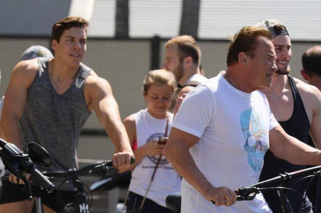 Arnold Schwarzenegger en compañía de su hijo
