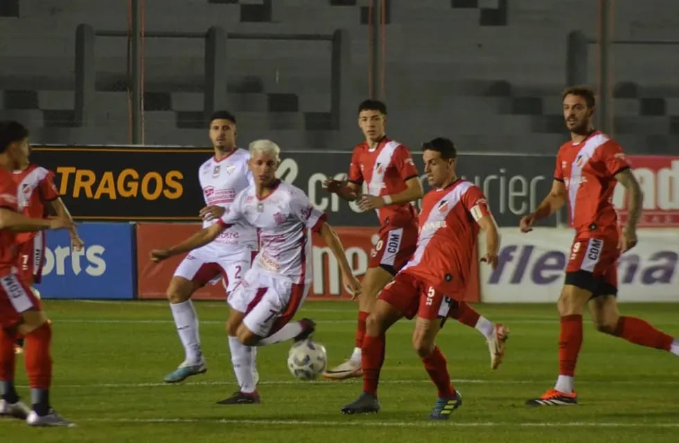 Triunfazo del Deportivo Maipú ante Talleres de Remedios de Escalada por 3-2. / Prensa: Talleres (RdE)