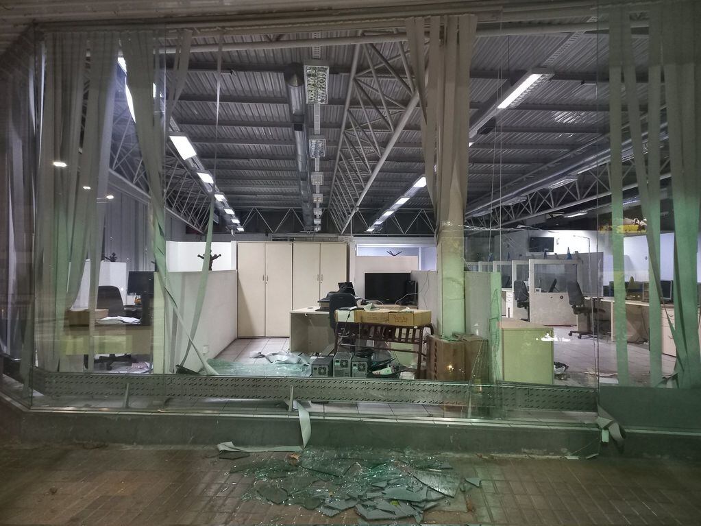 Destrozos en la sede de AFIP tras el viento Zonda / Gentileza Radio Mitre Mendoza