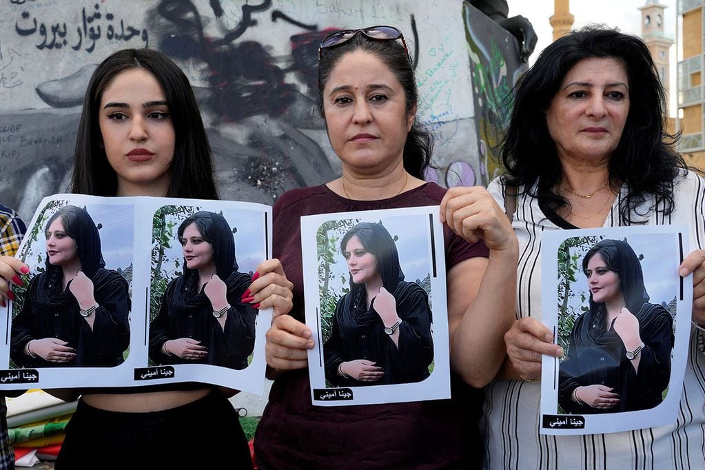 Protesta por la muerte de una mujer que fue detenida por el policía moral, en el centro de Teherán, Irán. Foto: AP