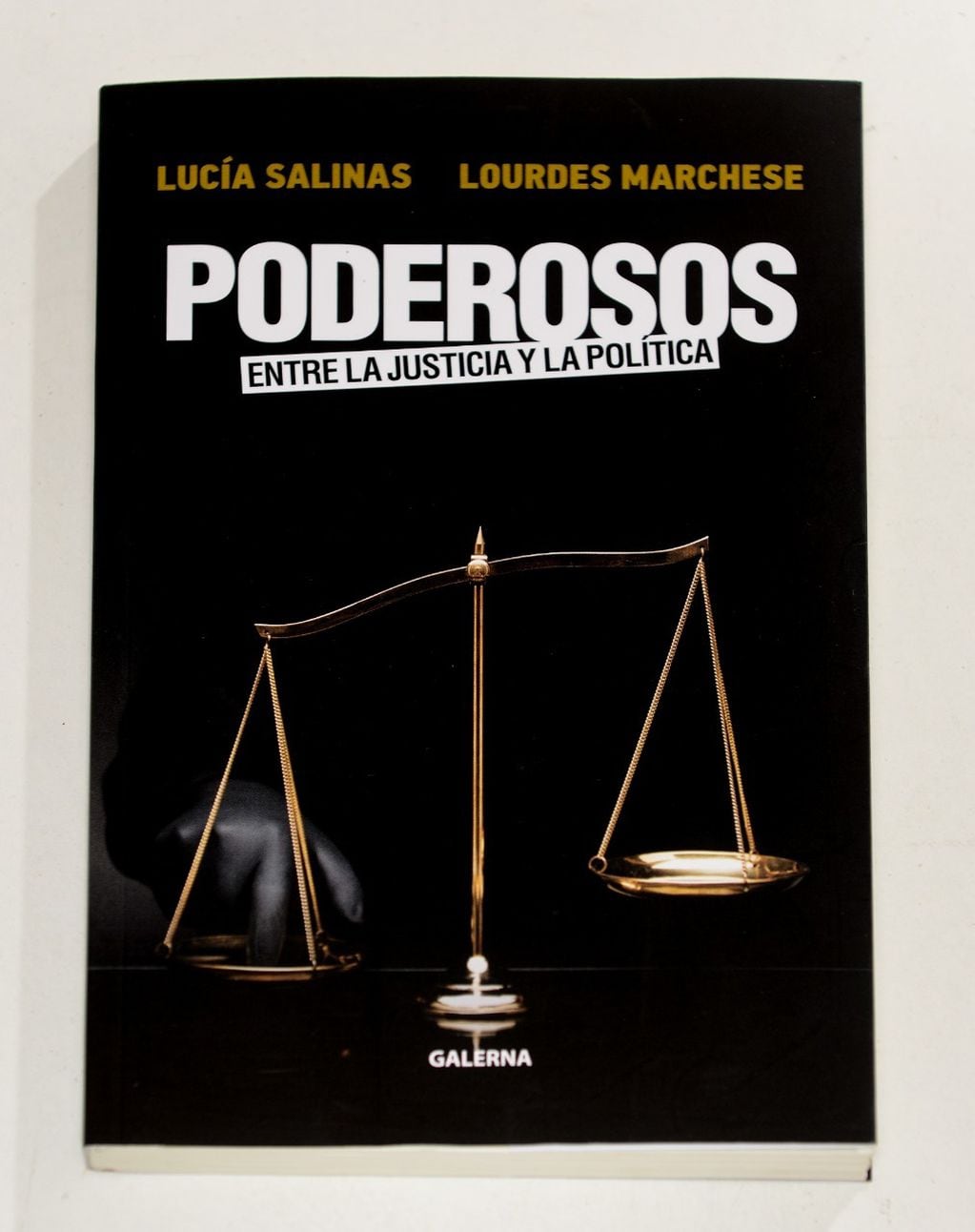 Las periodistas Lucia Salinas y Lourdes Marchese presentan su libro "Poderosos".