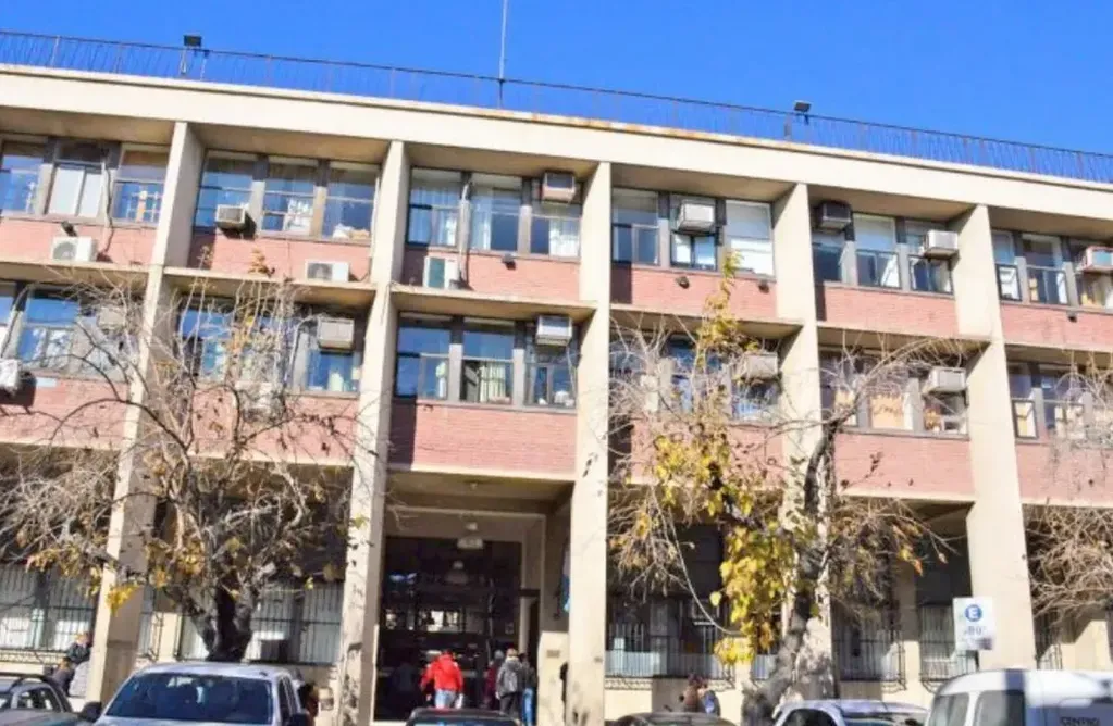 La sede de Tribunales funciona históricamente en el edificio 25 de Mayo. Hace décadas que quedó chico y hoy contiene apenas una parte del Poder Judicial.