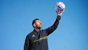Los detalles de la remera que Lionel Messi lució para sumarse a la  selección argentina e hizo furor en las redes sociales: cuánto cuesta -  Infobae