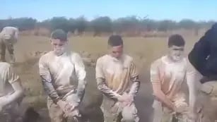 Video: les arrojaron cal viva a soldados en un ritual de iniciación en Córdoba y 20 fueron hospitalizados