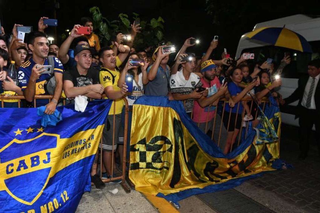 
    Los fanáticos de Boca esperaron en la puerta del hotel. / JOSÉ GUTIÉRREZ (LOS ANDES).
   