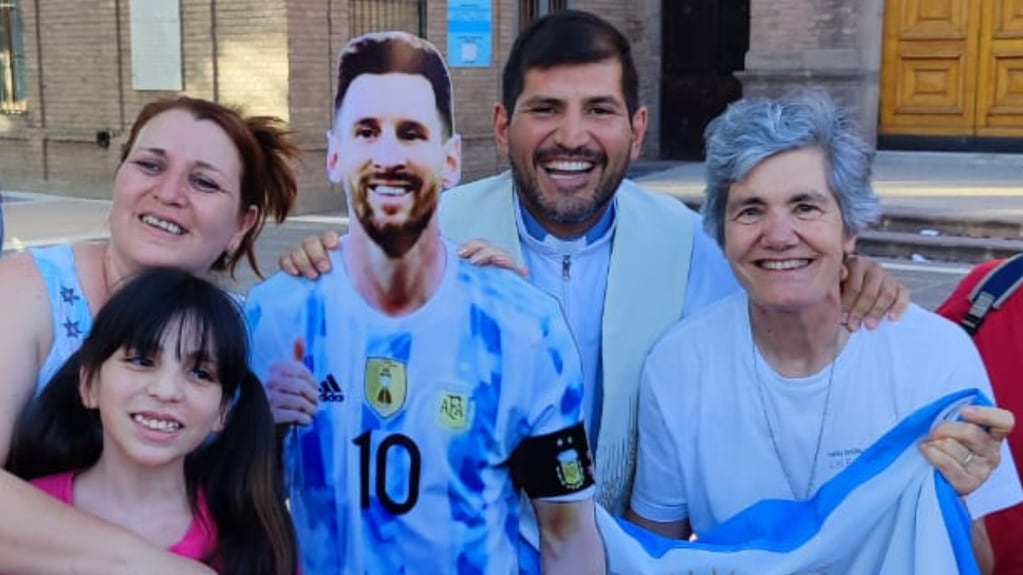 El “cura futbolero” que festejó eufórico el Mundial recibió una réplica de la Copa del Mundo del Chiqui Tapia. Foto: Gentileza Lucas Vilte