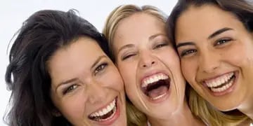 Una sonrisa puede más que el mejor físico. Aquí 4 simples hábitos para eliminar el mal aliento y tener dientes blancos.