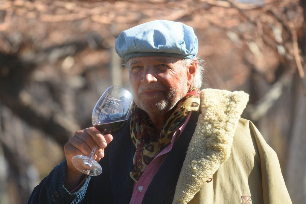 Francis en plena Vistalba, de Luján, saboreando un vino mientras concreta detalles de su nuevo proyecto, Ramos Generales.
Foto: José Gutiérrez / Los Andes