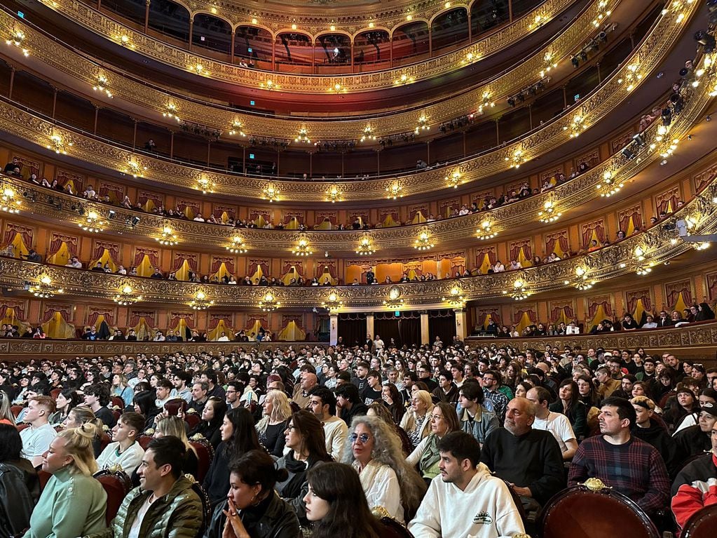 Migue Granados y su equipo llenaron el Teatro Colón con fanáticos de Spinetta.