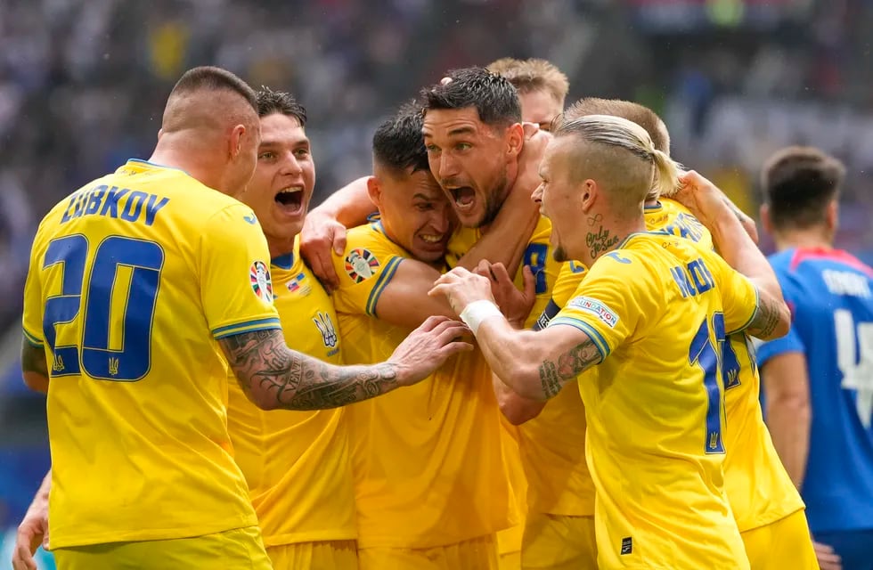 El ucraniano Roman Yaremchuk celebra con sus compañeros tras anotar el segundo gol en el encuentro ante Eslovaquia en el Grupo E de la Euro 2024. / Gentileza.