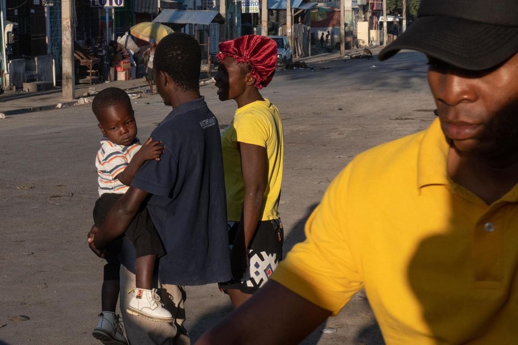 AME4903. PUERTO PRÍNCIPE (HAITÍ), 03/03/2024.- Personas caminan cerca a la Penitenciaría Nacional este domingo, en Puerto Príncipe (Haití). Al menos una decena de personas murió tras el ataque anoche a la prisión civil de Puerto Príncipe por parte de bandas armadas, que habrían liberado a numerosos delincuentes importantes durante su asalto al presidio. EFE/ Johnson Sabin