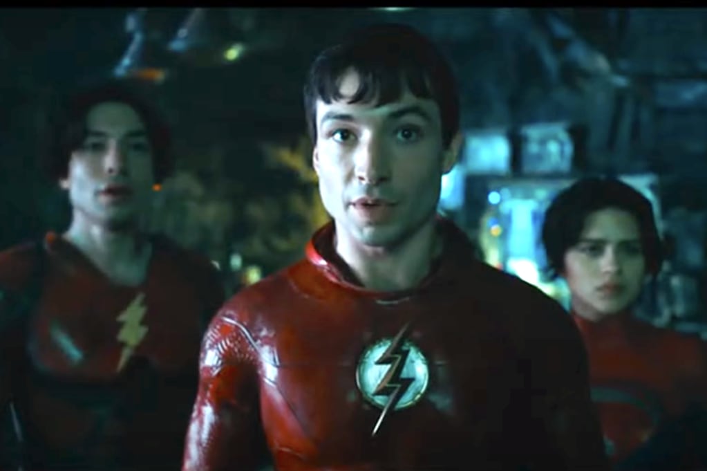 Barry Allen (Ezra Miller), junto a una versión alternativa de Barry Allen. Acompaña la nueva Supergirl. - 