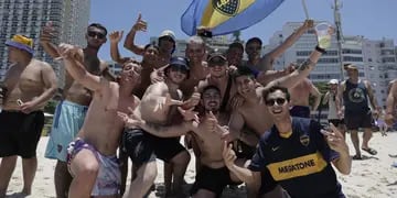 Aficionados de Boca Juniors disfrutan de la playa de Copacabana un día antes de la final de Libertadores