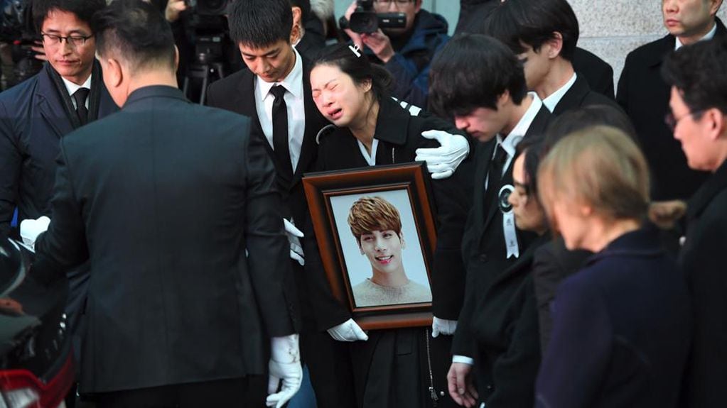 Familiares y amigos de Kim Jong Hyun lo despiden en su sepelio, en 2017.